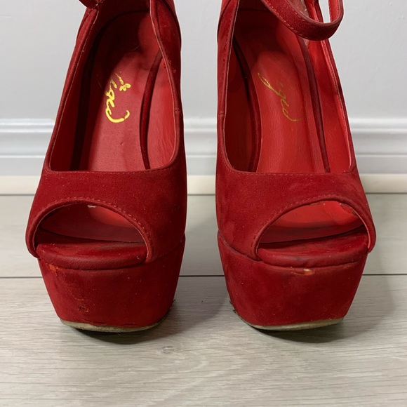 Unique Curved High Heels in Red / Size 6 - Picture 4 of 4